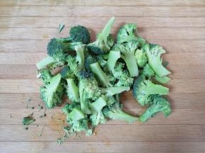 西兰花切成小朵，用淡盐水浸泡一下，清洗干净。