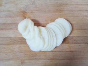 土豆洗干净切成片，用水泡上。