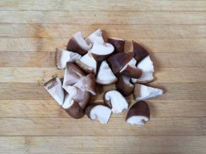 香菇洗干净切成小块。