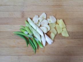 葱姜蒜切好备用。