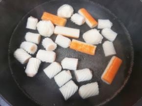 锅里放水烧开，下入火锅丸子，煮熟盛出备用。