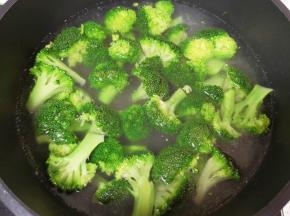 西兰花焯熟备用。