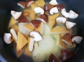 土豆片、香菇、豆腐干焯熟备用。