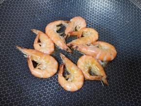 炒锅内倒少许食用油烧热，将腌好的虾煎熟，盛出备用。