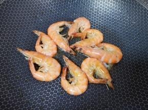 炒锅内倒少许食用油烧热，将腌好的虾煎熟，盛出备用。
