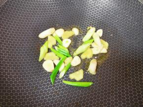 锅里继续倒油烧热，下入葱姜蒜炒香。