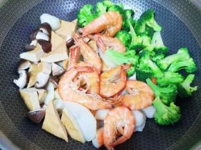 下入所有焯熟的食材。