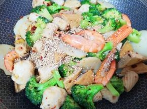 加入熟白芝麻翻炒均匀即可！