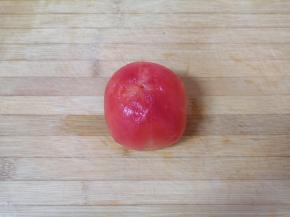 西红柿洗干净去皮。