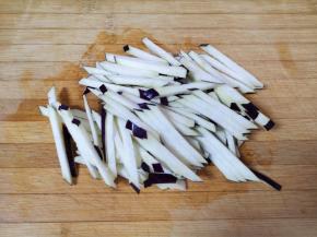 茄子洗干净切成条。