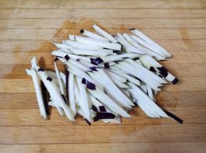 茄子洗干净切成条。