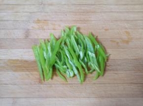 青椒洗干净去籽切成丝。