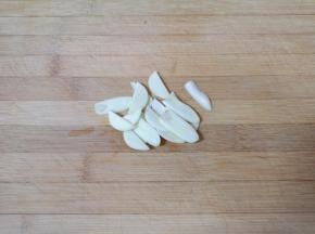 大蒜切成片。