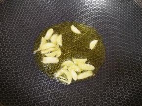 炒锅内倒适量的食用油烧热，下入蒜片炒香。