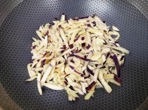 翻炒至茄条变软。