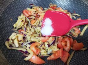 放糖和盐调味。