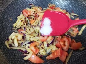 放糖和盐调味。