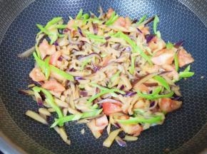 翻炒至青椒断生。