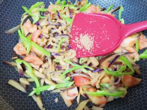 放鸡鲜调味料增加口感。