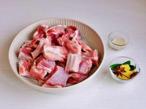 准备食材，排骨泡冷水，将血水泡出，葱姜蒜去皮切好。