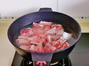 排骨冷水下锅，烧开撇出血沫，煮2-3分钟。