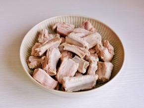 捞出温水冲洗干净，沥干水分。