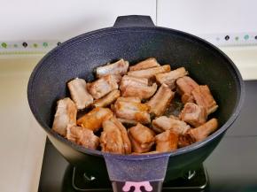 加入排骨小火翻炒。