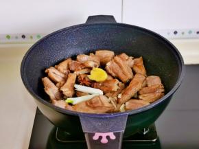 加入葱姜蒜八角翻炒2分钟。