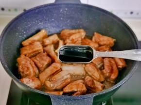 加入料酒，红烧酱油，蚝油，小火翻炒。