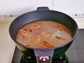 加入开水，摸过排骨为佳，烧开后小火慢炖至排骨软烂，时间可以自己掌握。