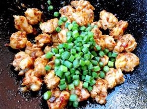 放入蒜苔快速翻炒