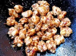  使每一个鸡脆骨沾满料汁好棒啊