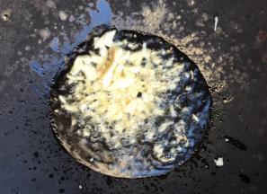 锅中倒入适量玉米油加热放入蒜粒爆香