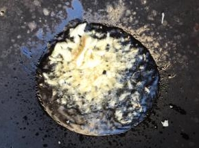 锅中倒入适量玉米油加热放入蒜粒爆香