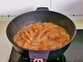 排骨炖烂后按个人口味加入盐。