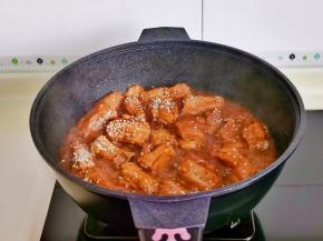 大火收汁至浓稠，加入熟白芝麻，翻炒均匀即可关火。