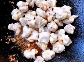 放入主角鸡脆骨大火快速翻炒
