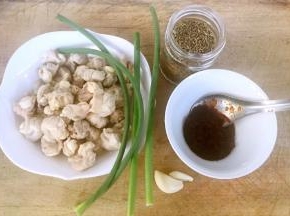 准备好原材料鸡脆骨提前用开水焯一下冷水过凉沥干水份备用、蒜苔、蒜、孜然粒、蒜蓉辣椒酱