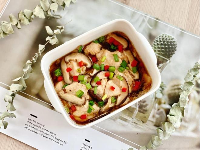 鸡胸肉版香菇滑鸡，鲜香嫩滑，蒸的更健康