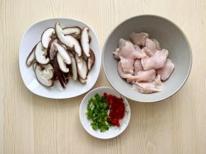 香菇洗净切成片，鸡胸肉洗净切成片，葱花切好，红椒丁切好（或者用小米椒）