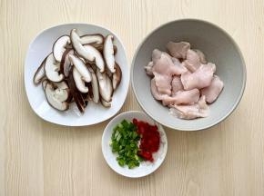 香菇洗净切成片，鸡胸肉洗净切成片，葱花切好，红椒丁切好（或者用小米椒）