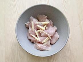 鸡胸肉片放入碗中，加入切好的姜丝