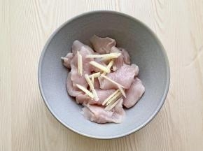 鸡胸肉片放入碗中，加入切好的姜丝