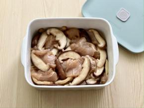 鸡肉中再加入香菇片抓匀，放入蒸碗中，腌制半小时。