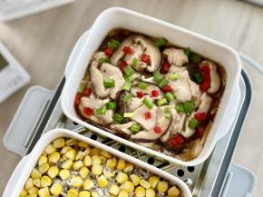 腌制好的香菇滑鸡放入蒸锅，放入蒸锅蒸制20分钟，蒸好后撒入葱花、红椒丁点缀即可。