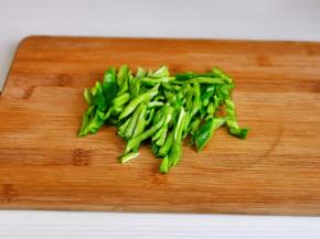 青椒洗净去跟，去籽再切条。