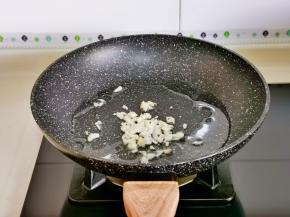 起油锅，加入蒜末炒香。