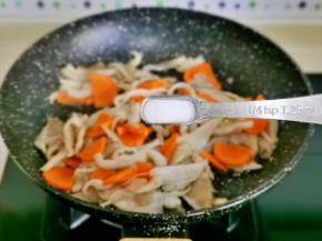 按个人口味加入盐。