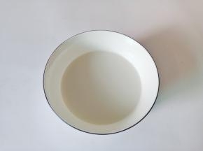 番薯粉加适量清水先拌开。