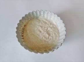 中筋面粉里面加一点点盐，再加入番薯粉水一边到一边拌。